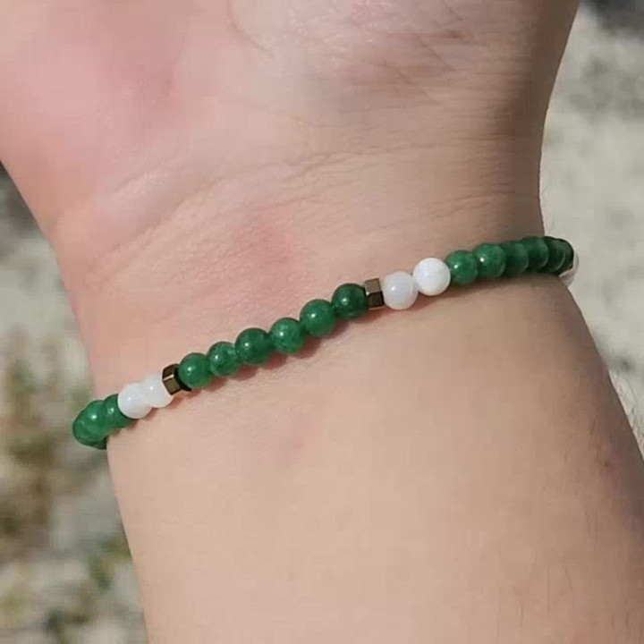 Pulsera de jade y nácar: Suerte, riqueza y paz.