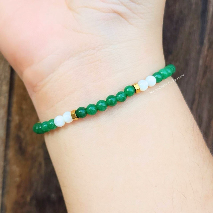 Pulsera de jade y nácar: Suerte, riqueza y paz.