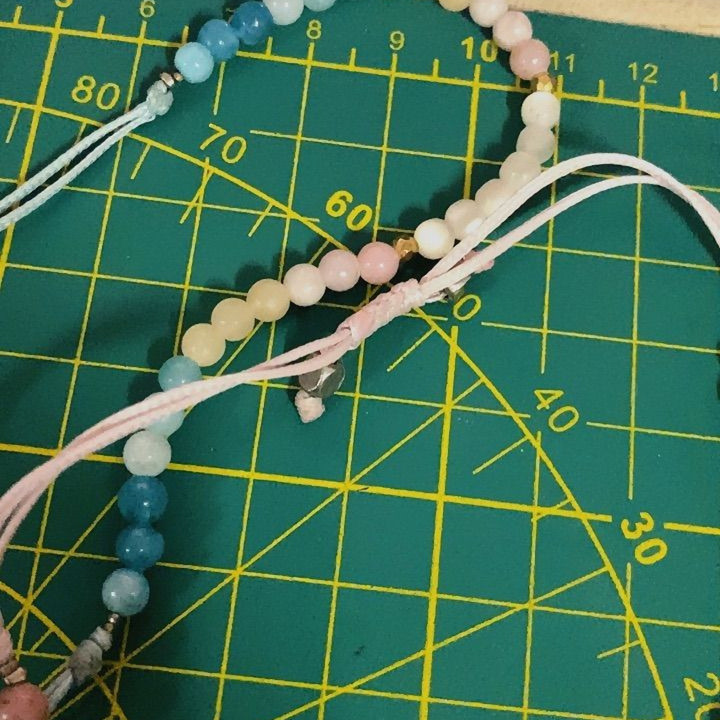Pulsera de piedras preciosas para el amor, la suerte y la paz mental.