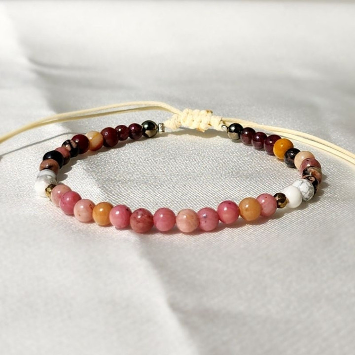 Bracelets de couple en pierres précieuses, symboles d'amour et de compréhension