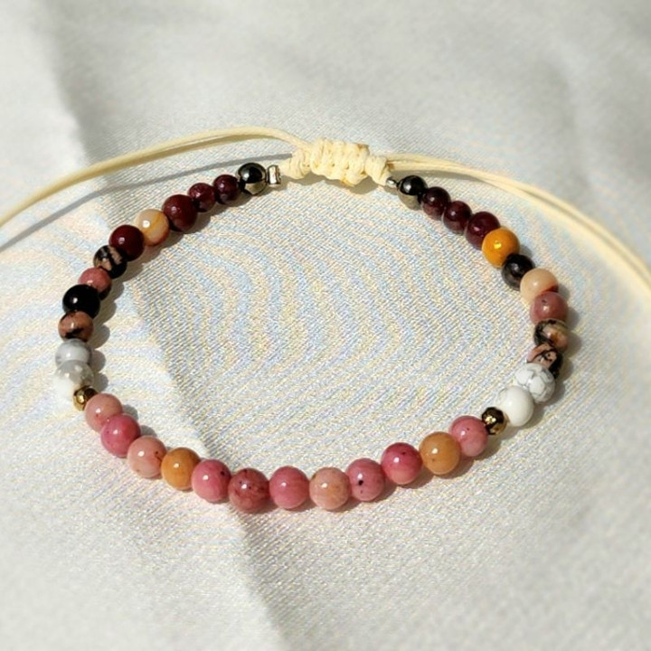 Bracelets de couple en pierres précieuses, symboles d'amour et de compréhension
