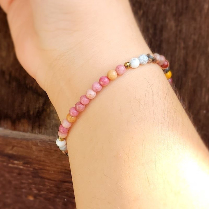 Bracelets de couple en pierres précieuses, symboles d'amour et de compréhension