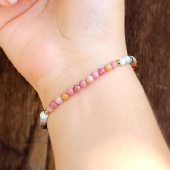 Bracelets de couple en pierres précieuses, symboles d'amour et de compréhension