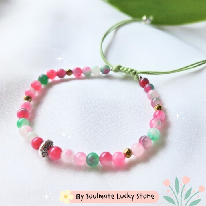 Pulsera de piedra Hok Lok Siu: Atrae la felicidad y el éxito.