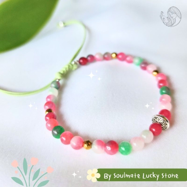 Pulsera de piedra Hok Lok Siu: Atrae la felicidad y el éxito.