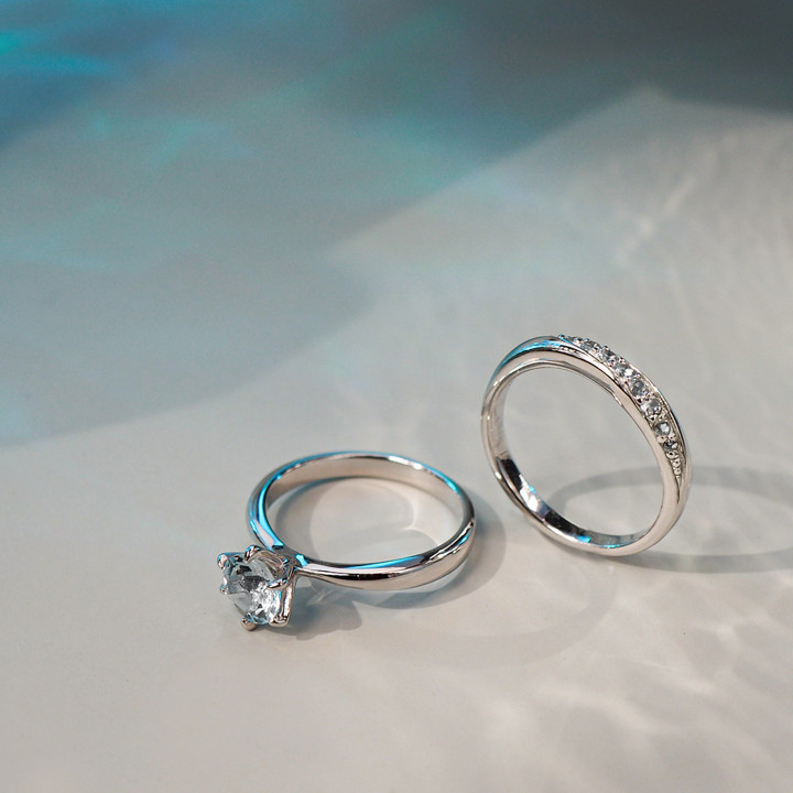 Ring mit himmelblauem Topas und Ozeanglänzen – Weißgoldplattiertes Silber