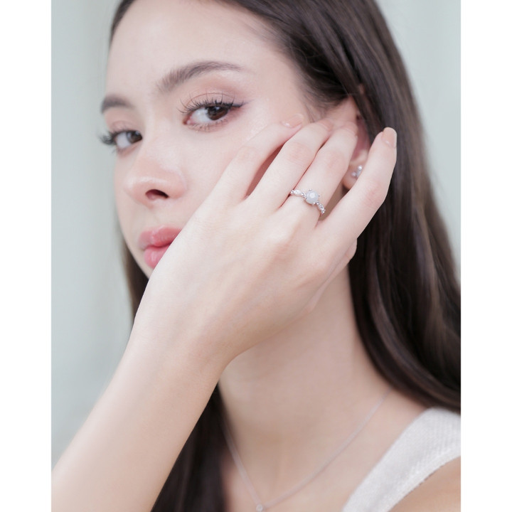 Ring aus weißvergoldetem Sterlingsilber mit weißem Jadetopas
