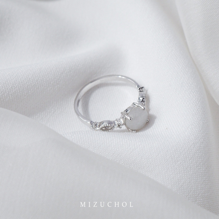 Ring aus weißvergoldetem Sterlingsilber mit weißem Jadetopas