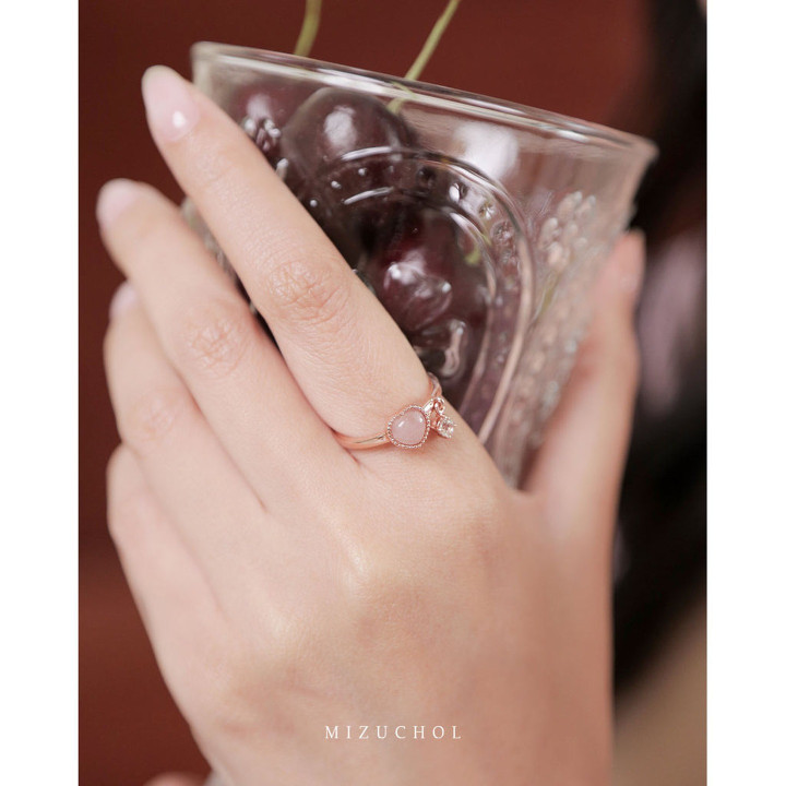 Herzring aus Erdbeerquarz – ein Symbol der Liebe