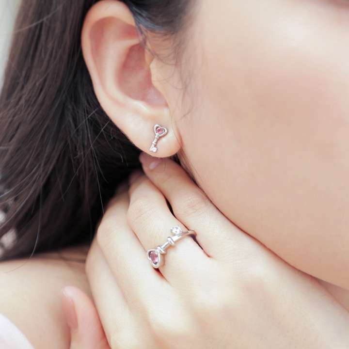 Boucles d'oreilles cadenas et clé en tourmaline rose | Argent plaqué or blanc