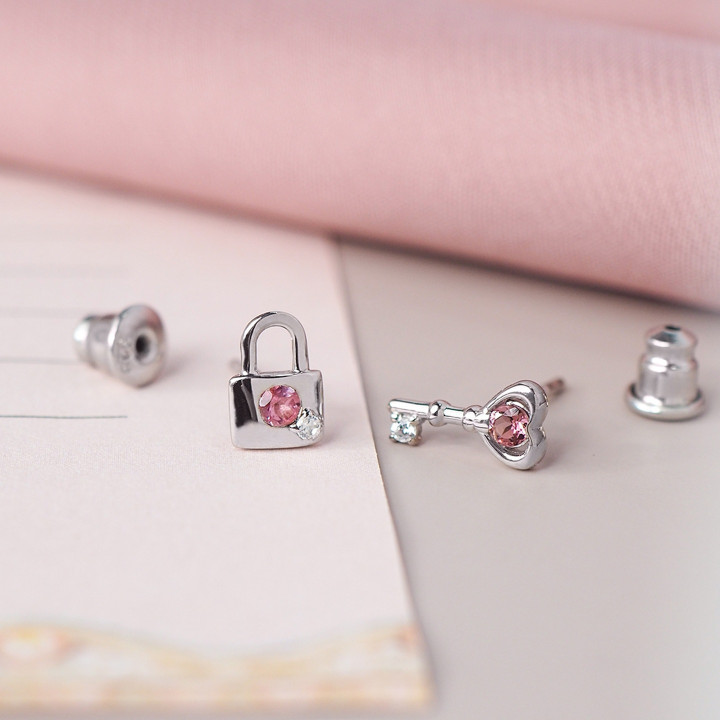 Boucles d'oreilles cadenas et clé en tourmaline rose | Argent plaqué or blanc