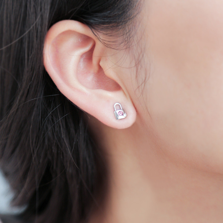 Boucles d'oreilles cadenas et clé en tourmaline rose | Argent plaqué or blanc
