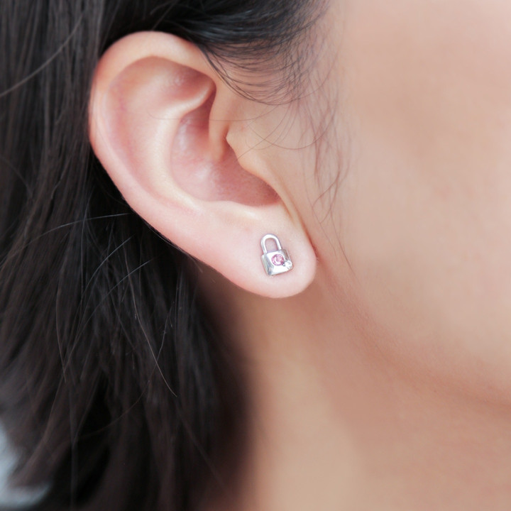 Boucles d'oreilles cadenas et clé en tourmaline rose | Argent plaqué or blanc