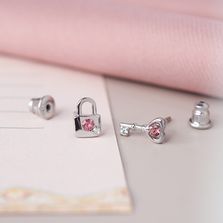 Boucles d'oreilles cadenas et clé en tourmaline rose | Argent plaqué or blanc