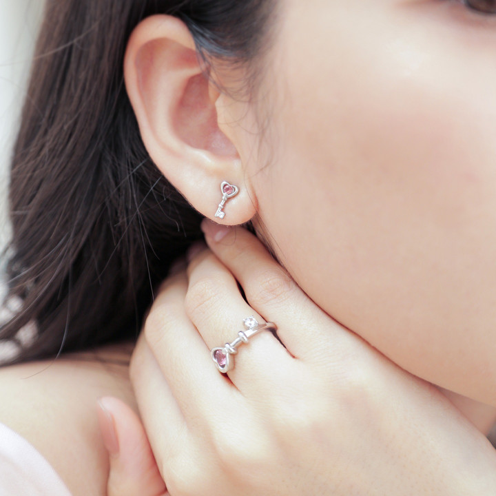 Boucles d'oreilles cadenas et clé en tourmaline rose | Argent plaqué or blanc