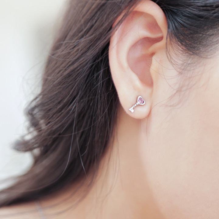 Boucles d'oreilles cadenas et clé en tourmaline rose | Argent plaqué or blanc