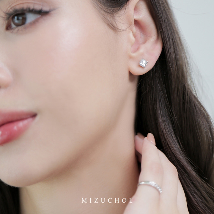 Pendientes de circonita de plata de ley bañados en oro blanco de Frozen Grace