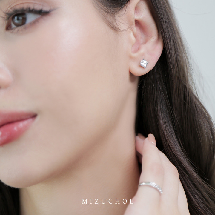 Pendientes de circonita de plata de ley bañados en oro blanco de Frozen Grace