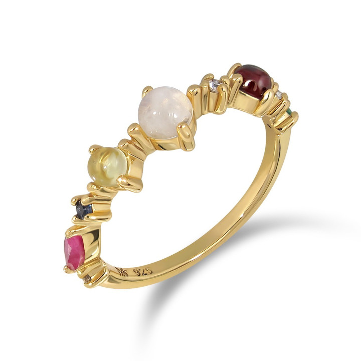 Anillo de oro macizo con nueve gemas de la suerte y diamantes.