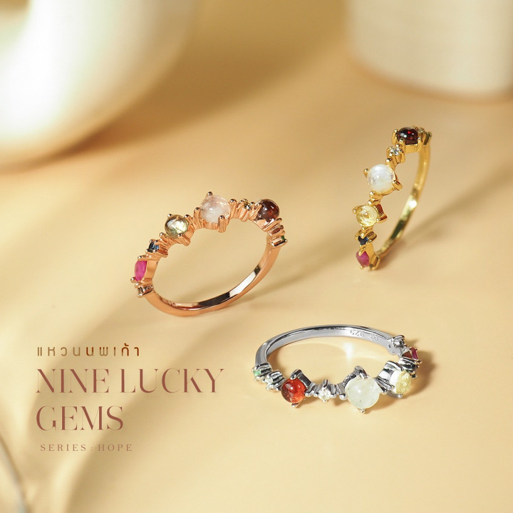 Anillo de oro macizo con nueve gemas de la suerte y diamantes.