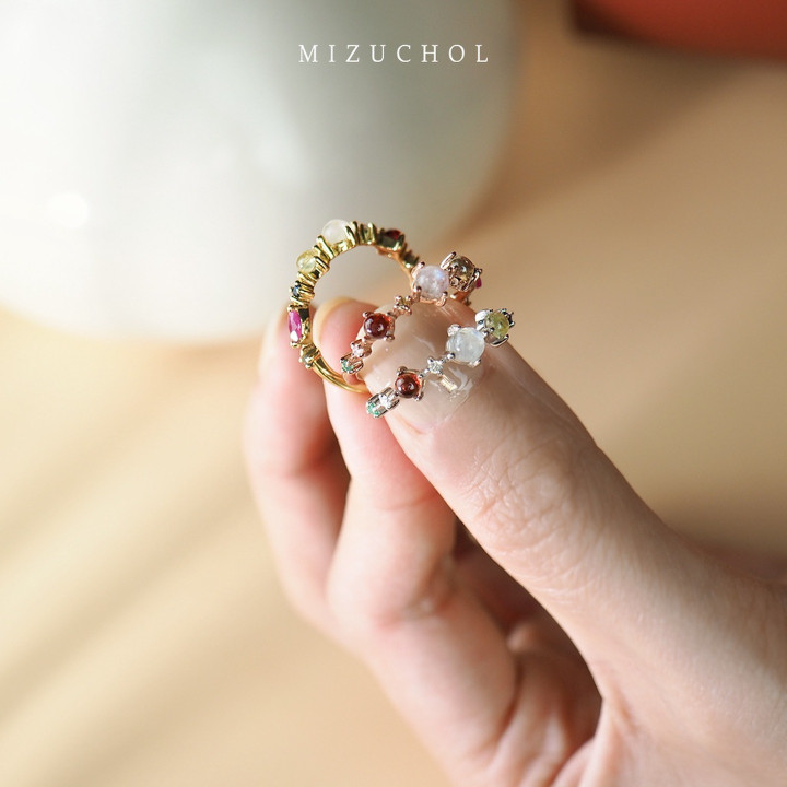 Anillo de oro macizo con nueve gemas de la suerte y diamantes.