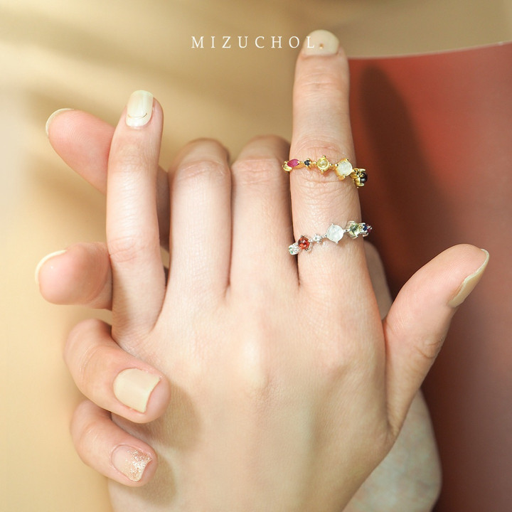 Anillo de oro macizo con nueve gemas de la suerte y diamantes.