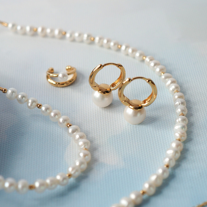 Pendientes de aro con perlas y forma de nube, chapados en oro y plata de ley.