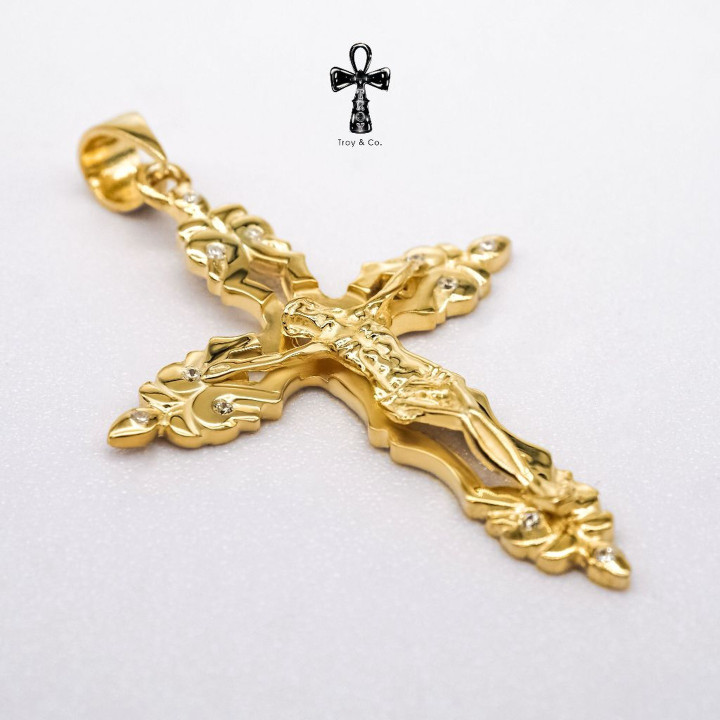 Colgante de cruz de plata de ley con diamantes de circonita cúbica - Troy and Co