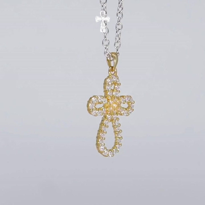 Colgante de cruz de plata de ley con circonitas cúbicas brillantes - Troy and Co.