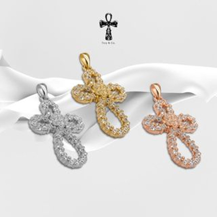 Colgante de cruz de plata de ley con circonitas cúbicas brillantes - Troy and Co.