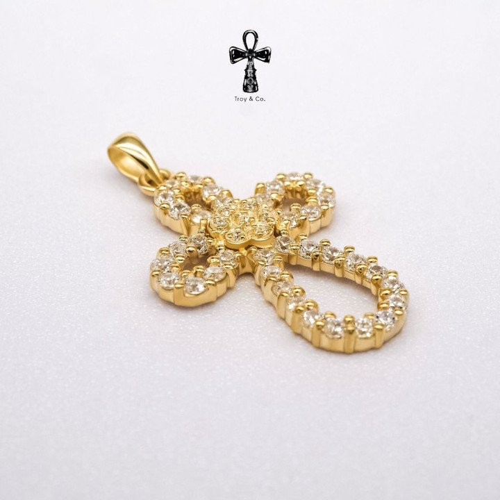 Colgante de cruz de plata de ley con circonitas cúbicas brillantes - Troy and Co.
