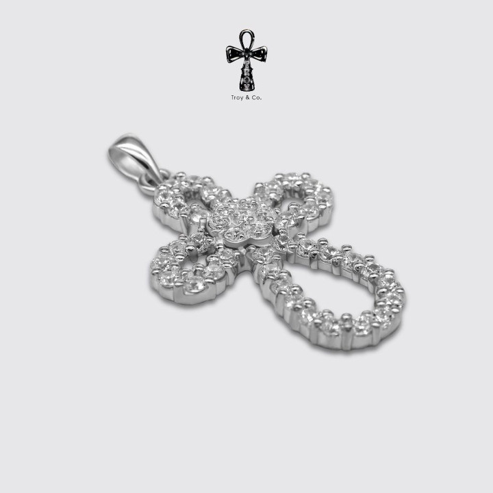 Colgante de cruz de plata de ley con circonitas cúbicas brillantes - Troy and Co.