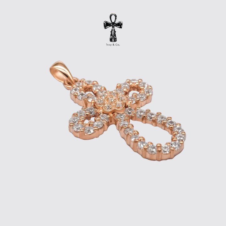 Colgante de cruz de plata de ley con circonitas cúbicas brillantes - Troy and Co.