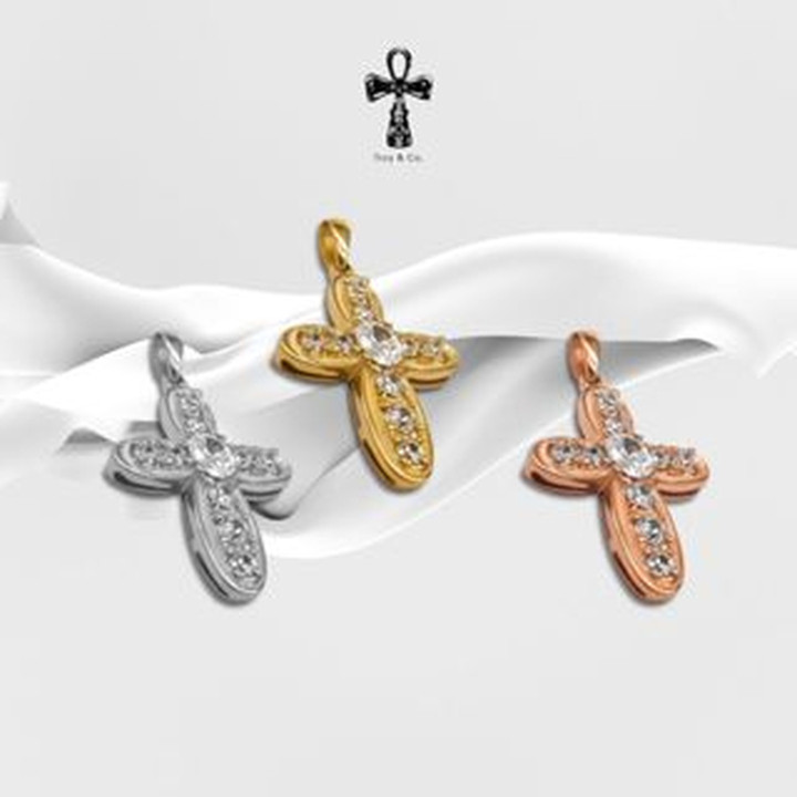 Kreuzanhänger aus Sterlingsilber mit funkelndem Zirkonia - Troy and Co.