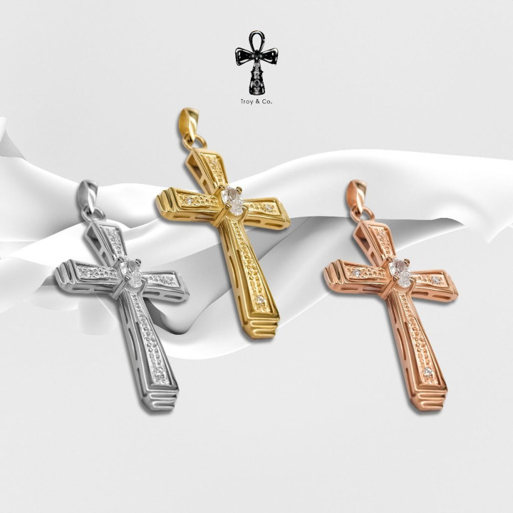 Colgante de cruz de plata de ley con brillantes piedras de circonita cúbica.