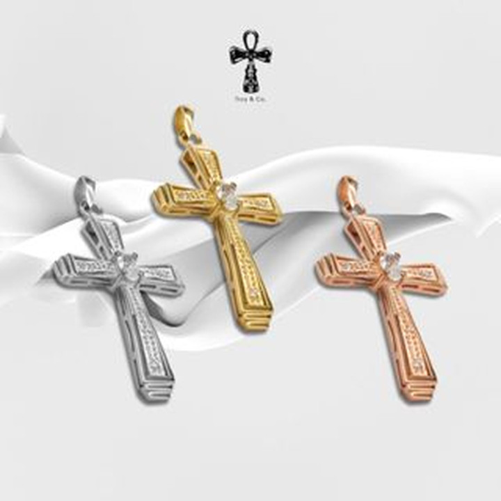 Colgante de cruz de plata de ley con brillantes piedras de circonita cúbica.