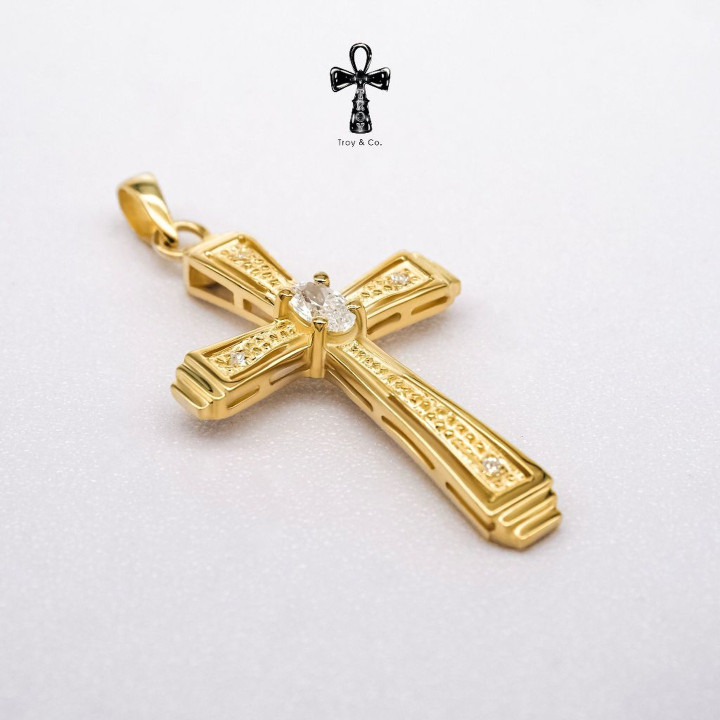 Colgante de cruz de plata de ley con brillantes piedras de circonita cúbica.