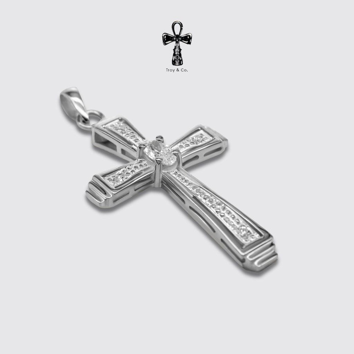 Colgante de cruz de plata de ley con brillantes piedras de circonita cúbica.