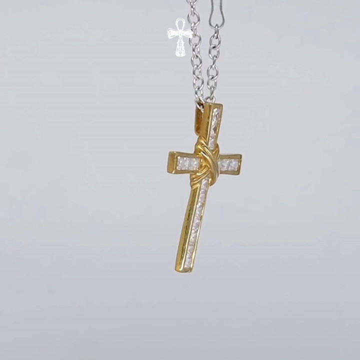 Colgante de cruz de plata de ley con circonitas cúbicas brillantes | Troy and Co.