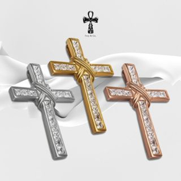 Colgante de cruz de plata de ley con circonitas cúbicas brillantes | Troy and Co.
