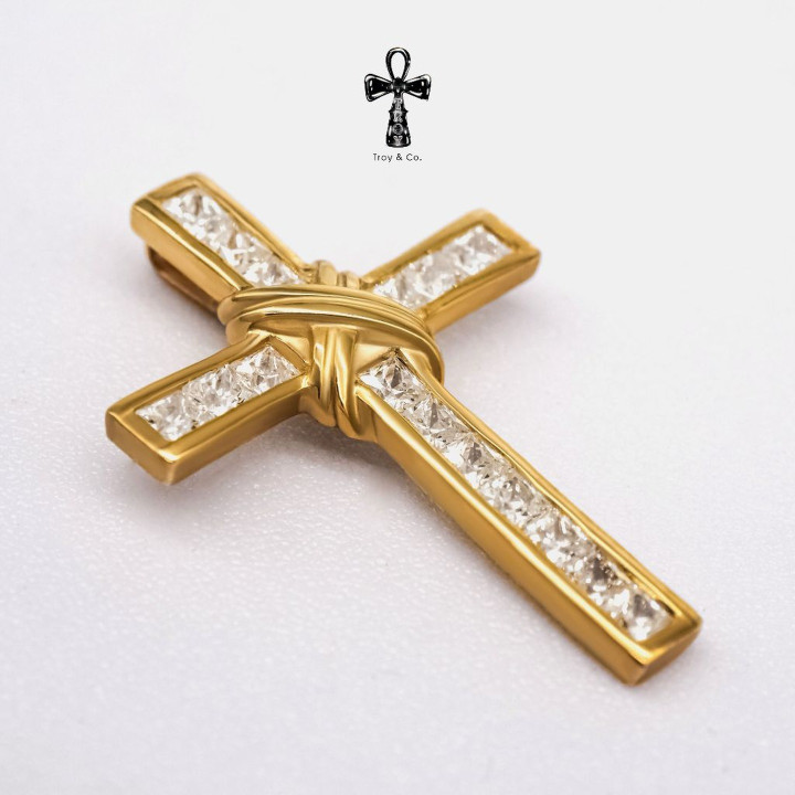 Colgante de cruz de plata de ley con circonitas cúbicas brillantes | Troy and Co.