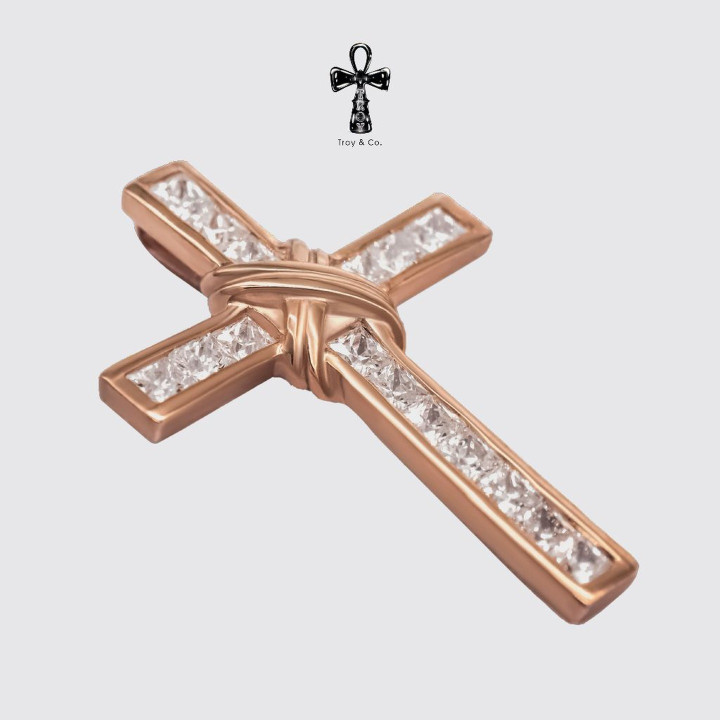 Colgante de cruz de plata de ley con circonitas cúbicas brillantes | Troy and Co.