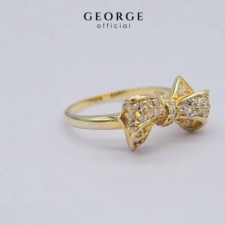 Elegante anillo con lazo: plata de ley, circonita cúbica y baño de oro.
