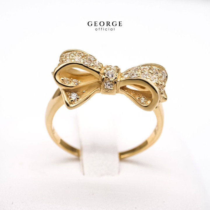 Elegante anillo con lazo: plata de ley, circonita cúbica y baño de oro.