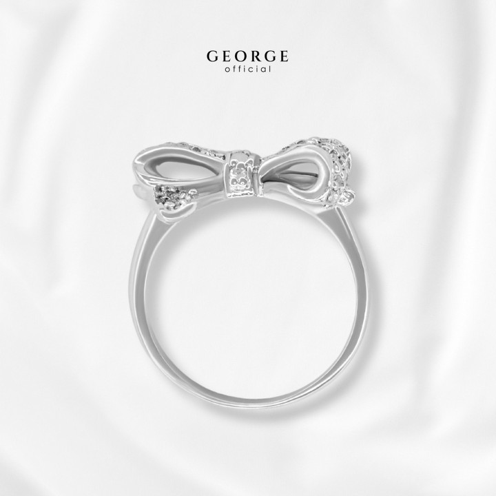 Elegante anillo con lazo: plata de ley, circonita cúbica y baño de oro.
