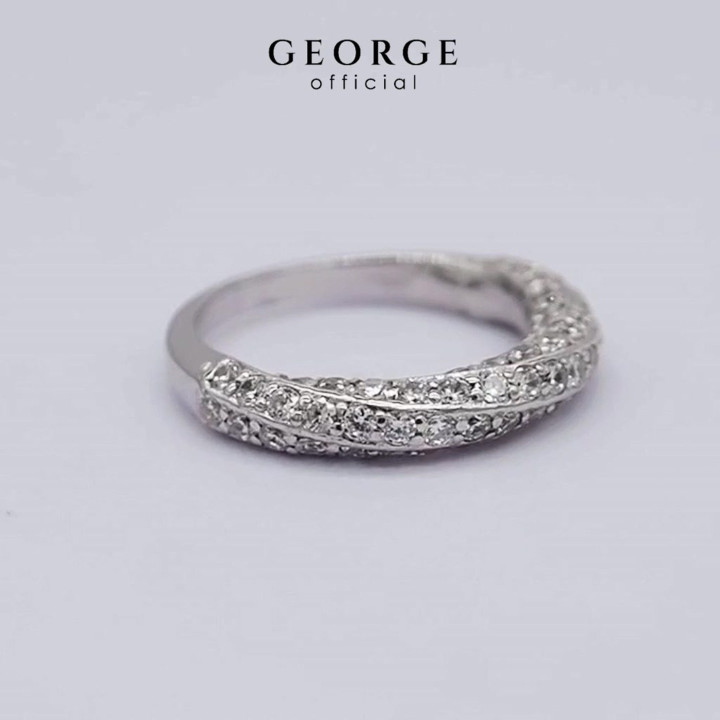 Anillo de eternidad en espiral de plata S925 con brillantes piedras de circonita cúbica.