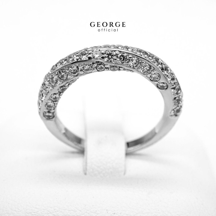 Anillo de eternidad en espiral de plata S925 con brillantes piedras de circonita cúbica.