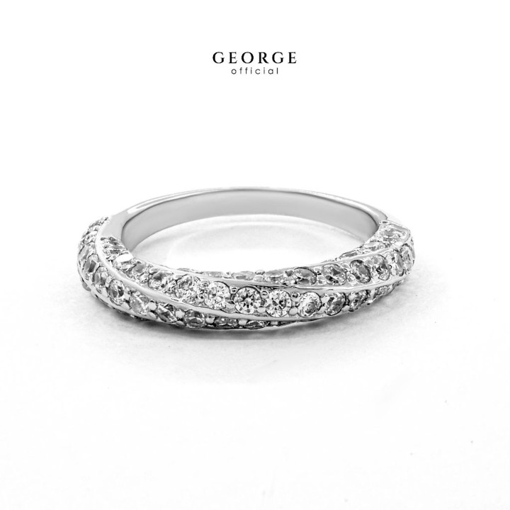 Anillo de eternidad en espiral de plata S925 con brillantes piedras de circonita cúbica.