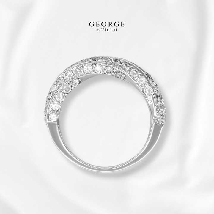 Anillo de eternidad en espiral de plata S925 con brillantes piedras de circonita cúbica.