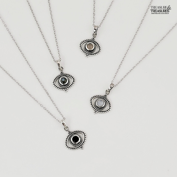 Collar de plata de ley con el ojo turco: protección y buena suerte.